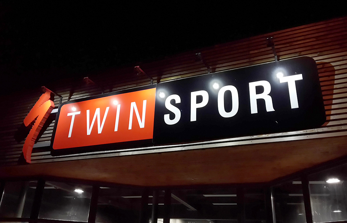 Twinsport – nasvícení reklamní tabule